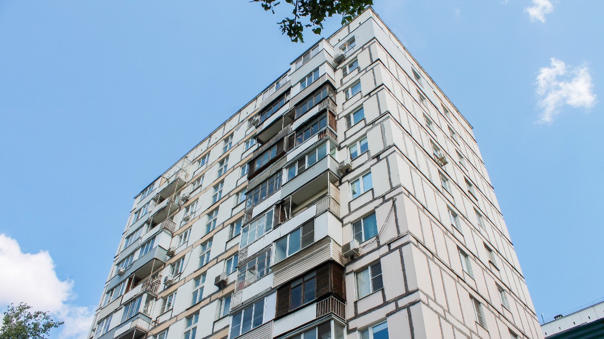 В жилом доме в Лефортове 2025 году произвели замену всего лифтового оборудования с расширением дверных проемов