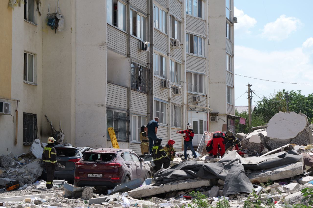 Мальчик, убежавший от мамы в Саратове, случайно погиб под плитой рухнувшего дома