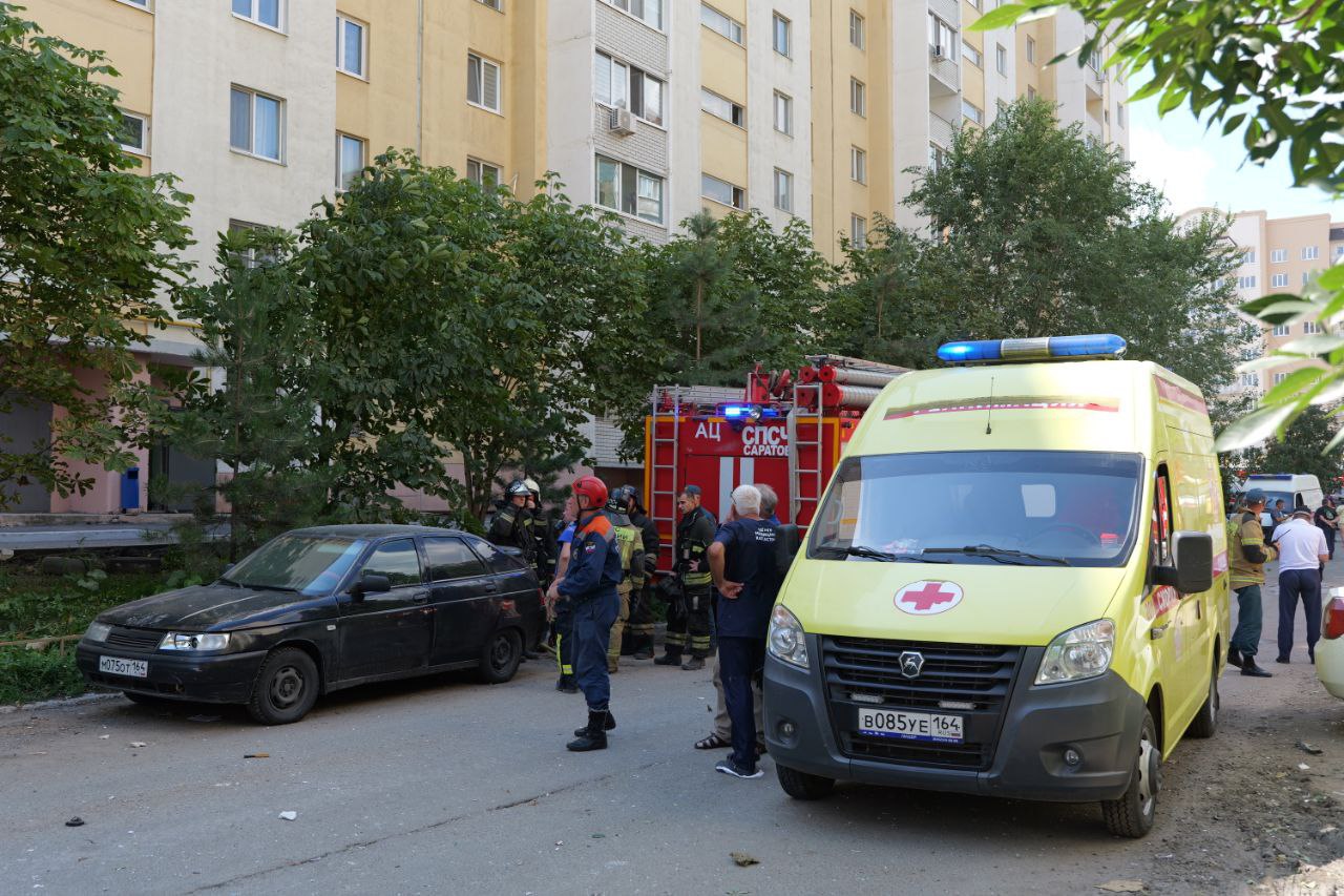 Обломками ранило пешеходов: что известно о взрыве в жилой многоэтажке в Саратове