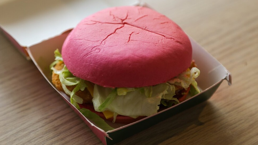 Чем окрашивают розовые бургеры