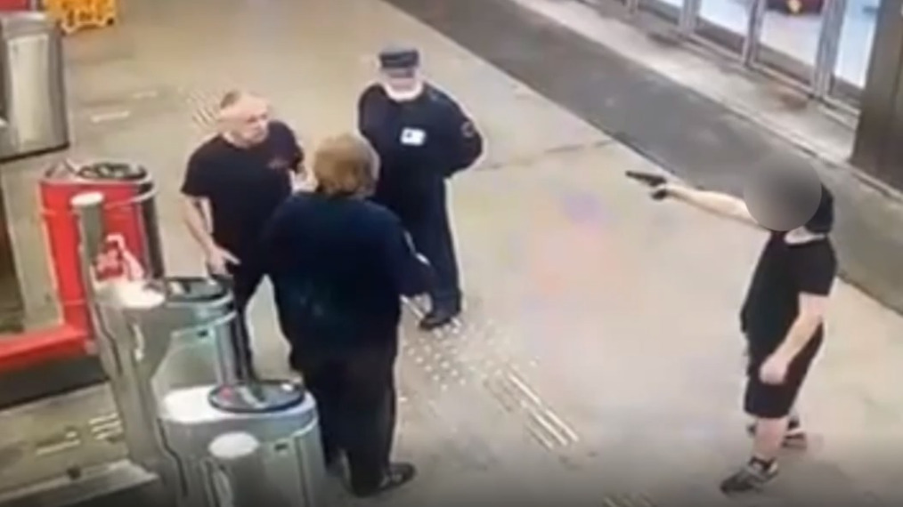 Подростки с пистолетом напали на полицейского на станции Матвеевская МЦД-4