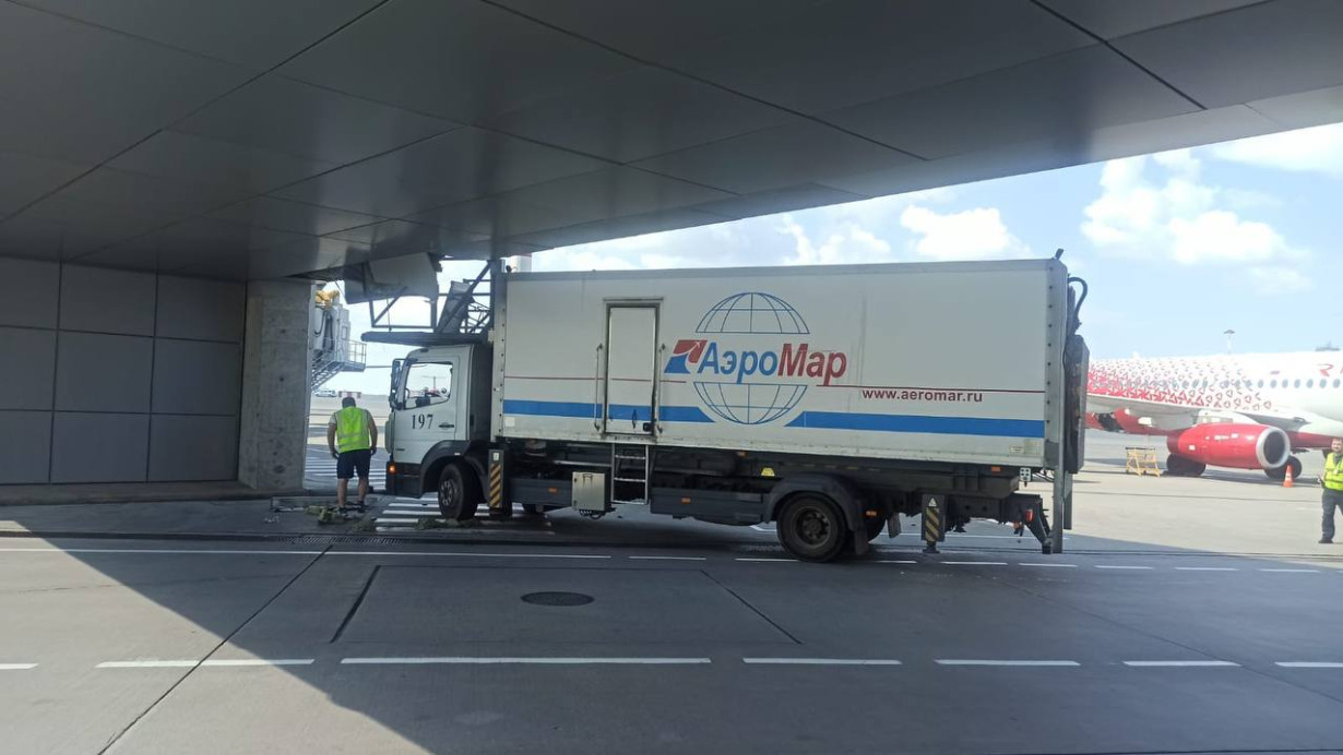 Фура с продуктами въехала в аэропорт Пулково в Петербурге