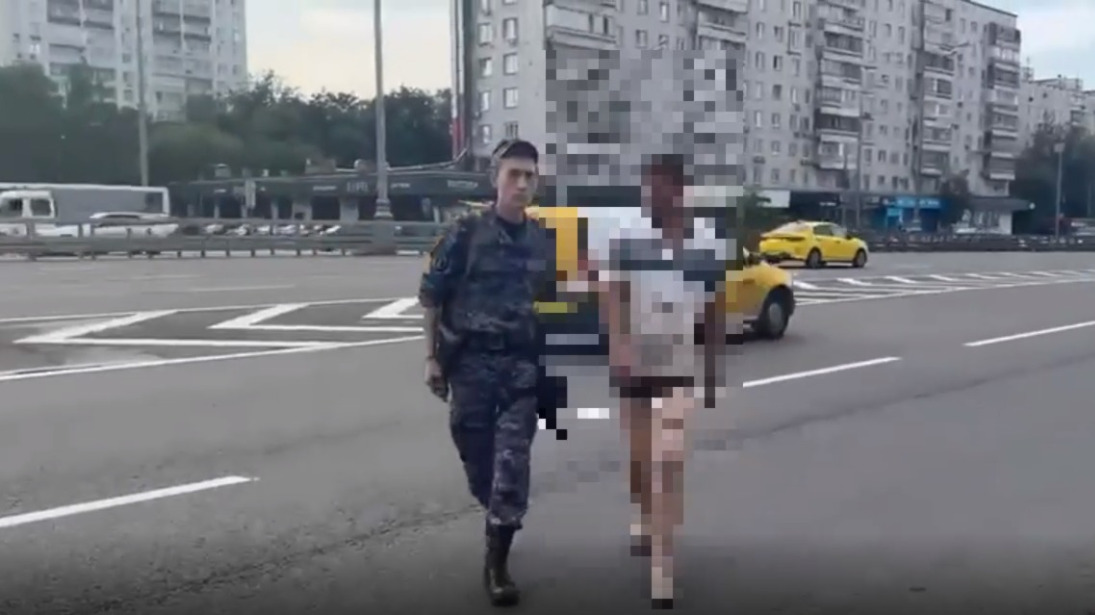 Неадекватный мужчина в нижнем белье вышел на дорогу на северо-западе Москвы