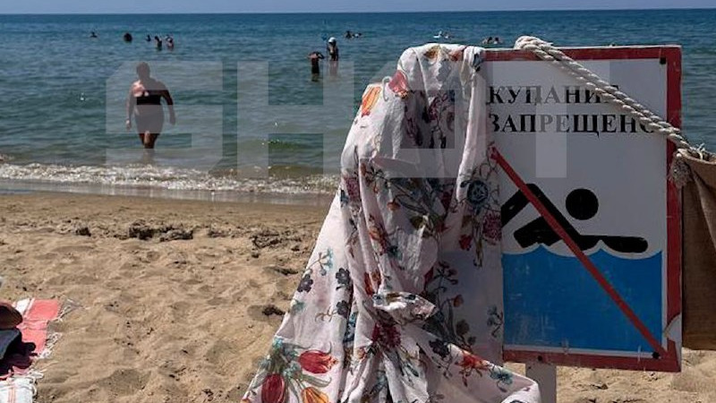 Туристы сделали вешалку из знака о запрете купания в Анапе после разлива мазута