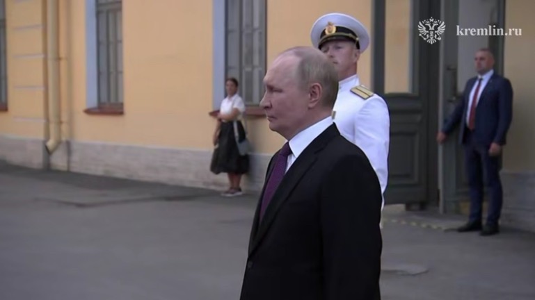 Путин приехал в Главное Адмиралтейство в Санкт-Петербурге в День ВМФ