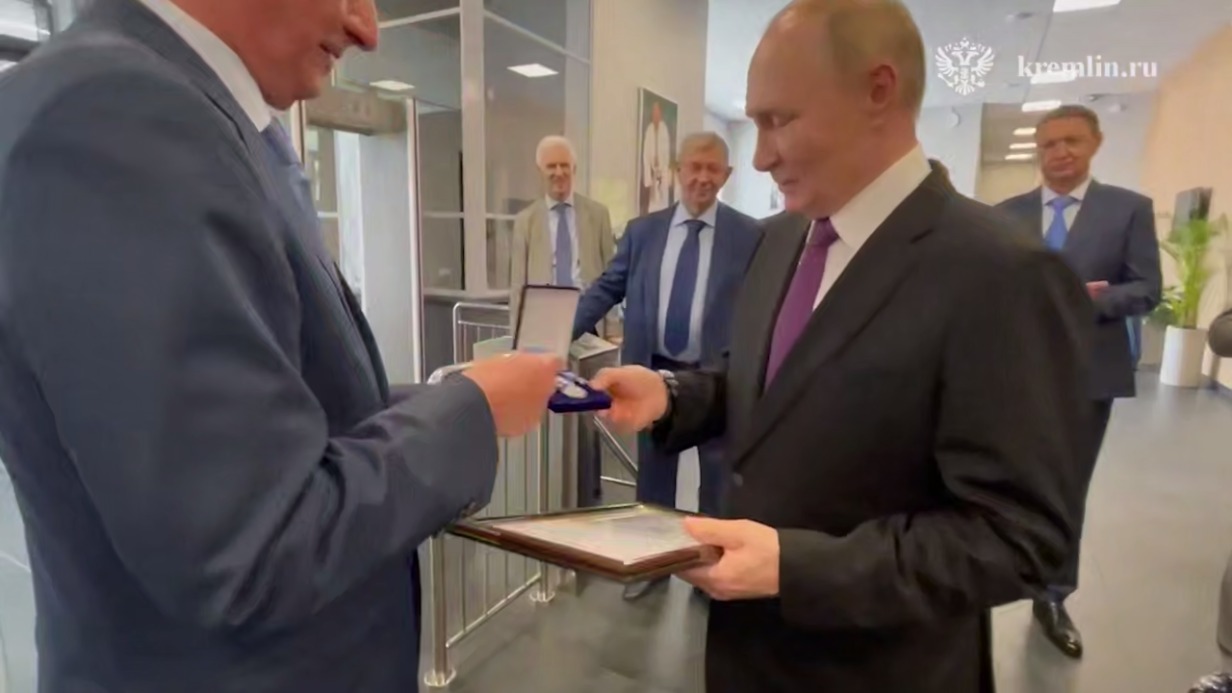 Патрушев вручил Путину медаль «За верность российскому флоту»