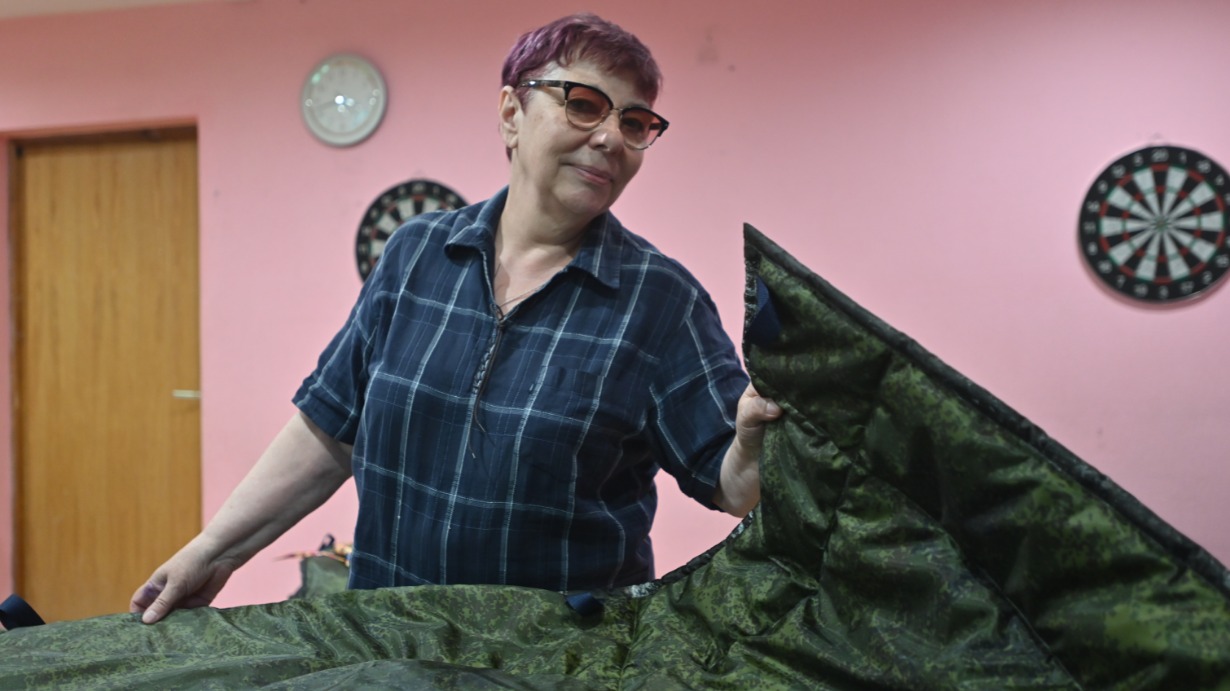 Волонтер из района Северное Медведково Татьяна Сидоренко проверяет швы на антидроновом одеяле