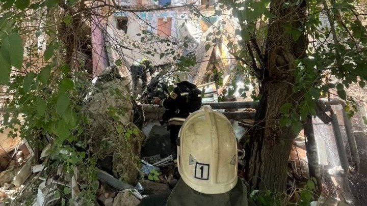 Часть подъезда многоквартирного дома обрушилась в Астрахани