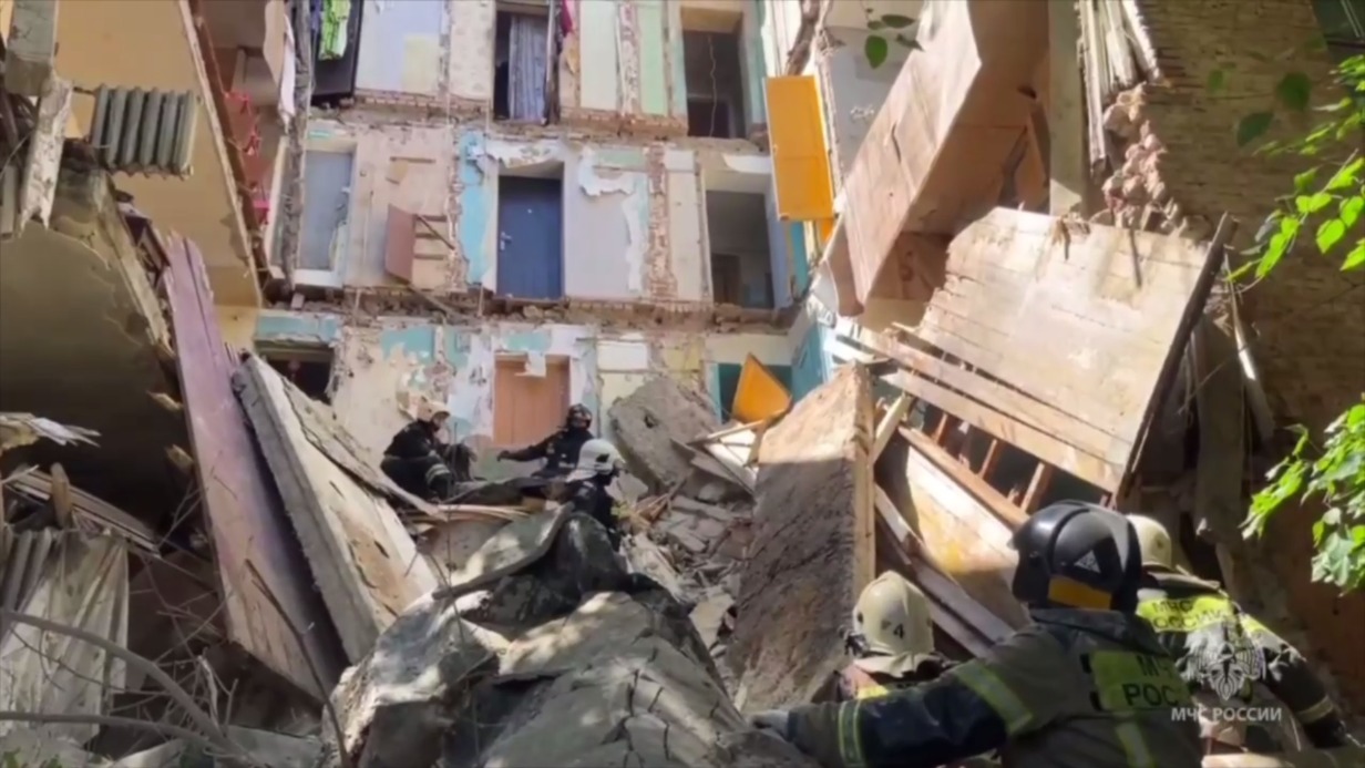 МЧС: Три человека пострадали при обрушении подъезда дома в Астрахани