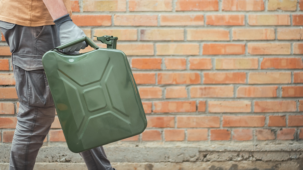 Житель Подмосковья ради мести экс-коллеге сжег две машины и гараж его родственников