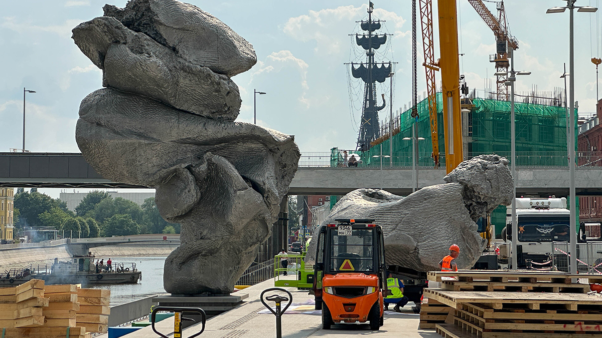Скульптуру «Большая глина» начали разбирать на Болотной набережной