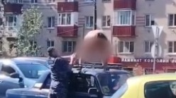 Голая жительница Солнечногорска залезла на крышу автомобиля и обматерила прохожих