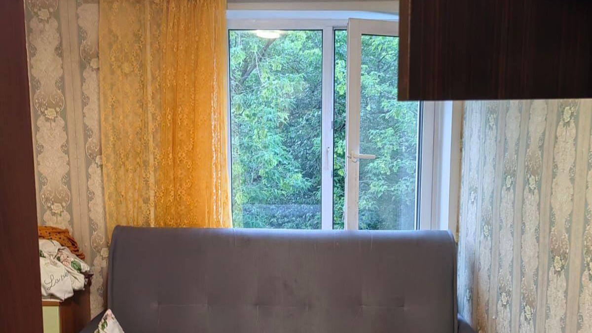 Двухлетняя девочка выпала из окна четвертого этажа на улице Бехтерева в Москве