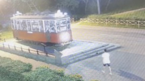 Трое мужчин осквернили памятник «Блокадному трамваю» в Петербурге