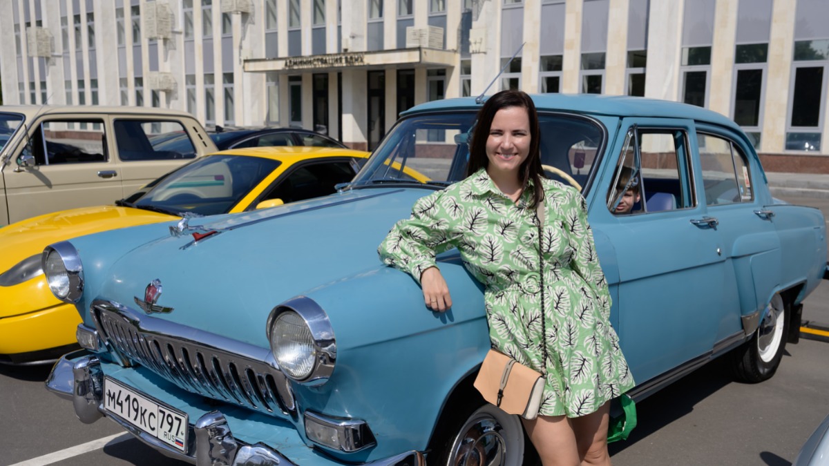 Москвичка Дарья Горностаева с сыном Феодором любуются раритетным автомобилем ГАЗ-21 «Волга» 1960 года выпуска. Увидеть этот и многие другие коллекционные автомобили может любой желающий на фестивале «ПроДвижение»