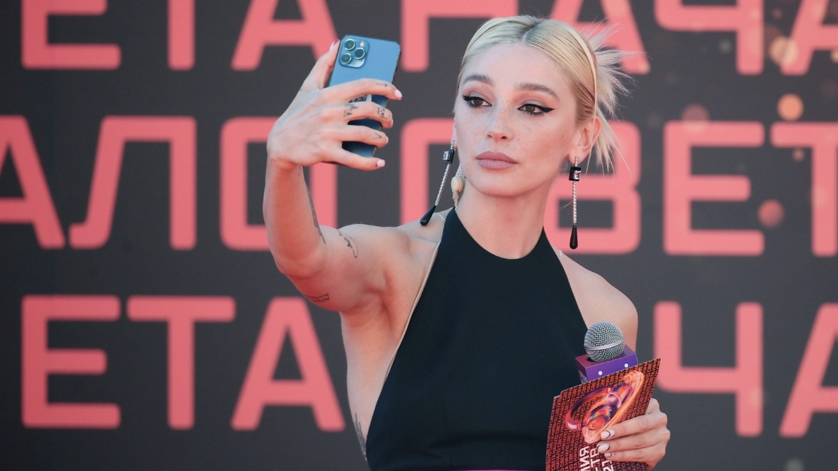 Телеведущая Анастасия Ивлеева на красной дорожке перед началом национальной телевизионной премии в области популярной музыки «Премия МУЗ-ТВ 20/21. Начало света» делает селфи