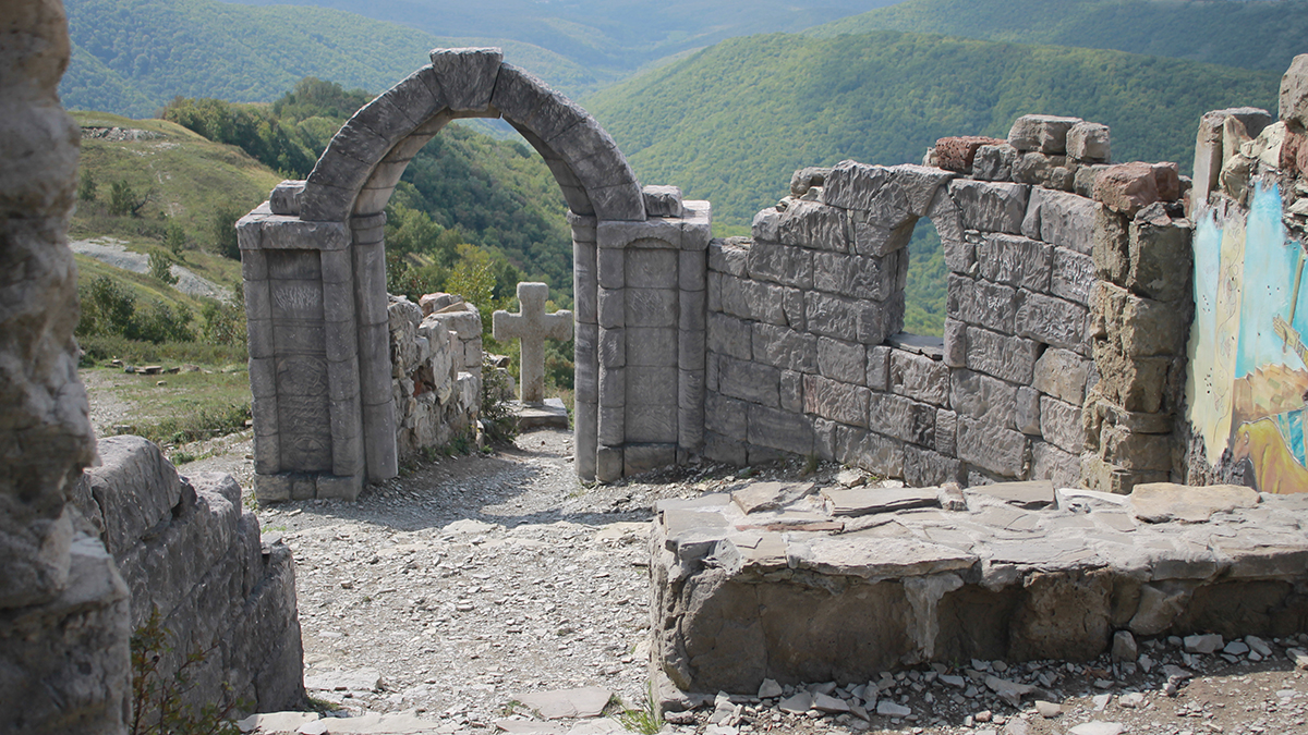 Грозовые ворота в Геленджике разрисовали и разнесли вандалы