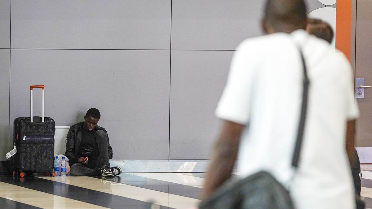 Пассажирку публично унизили в аэропорту за откровенный наряд