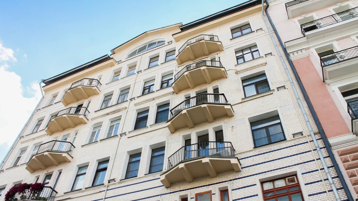 В центре столицы проходит капитальный ремонт исторического здания, возведенного в стиле неоклассицизма