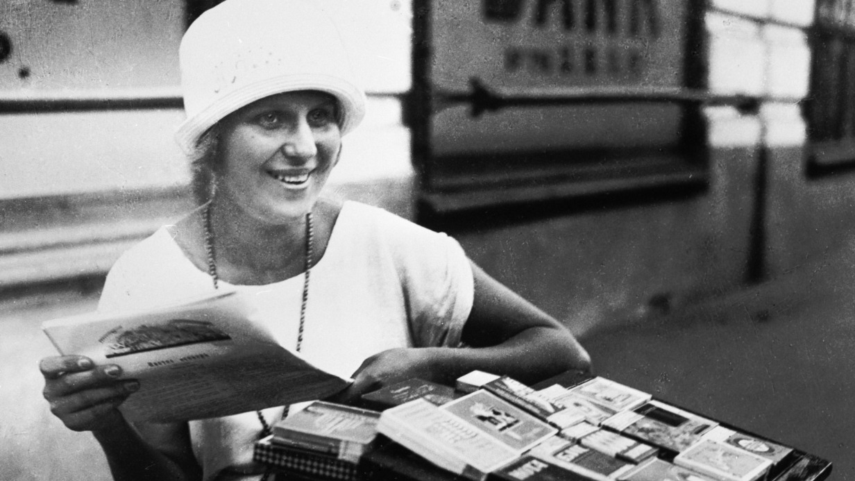 Папиросница из Моссельпрома на улицах столицы