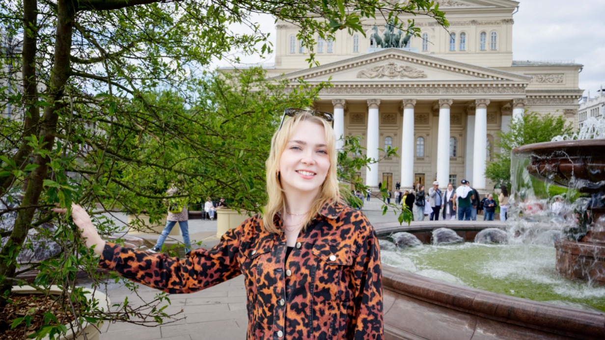Москвичка Мария Дементьева около исторического здания Большого театра, которому в «Книге памятников-героев Москвы» сейчас посвящены две истории