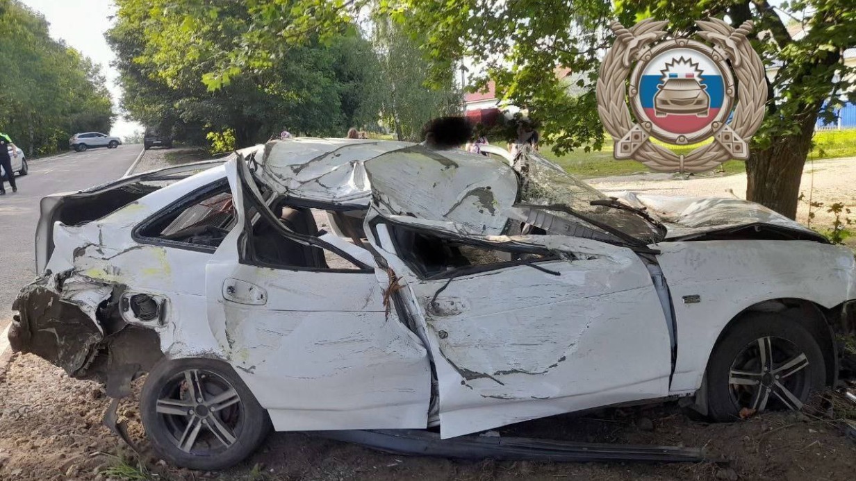 Подросток за рулем Lada влетел в дерево под Саратовом, погиб ребенок