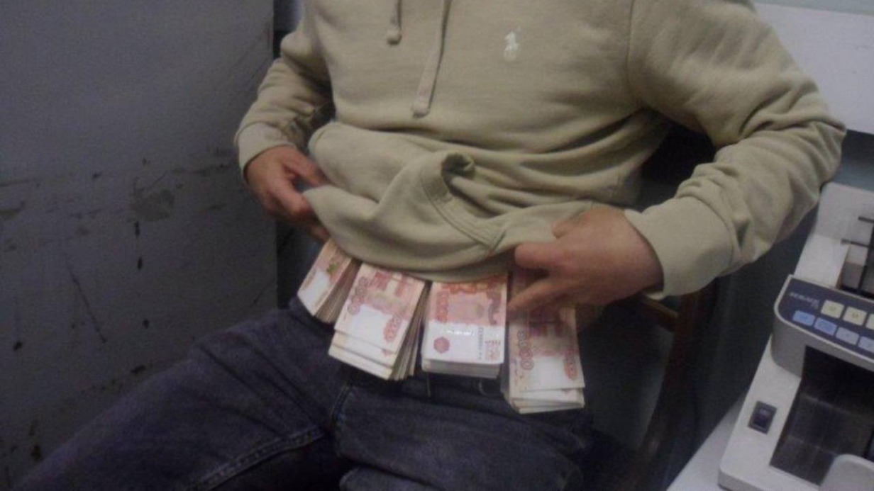 Латвийца задержали при попытке вывезти из России три миллиона рублей под одеждой