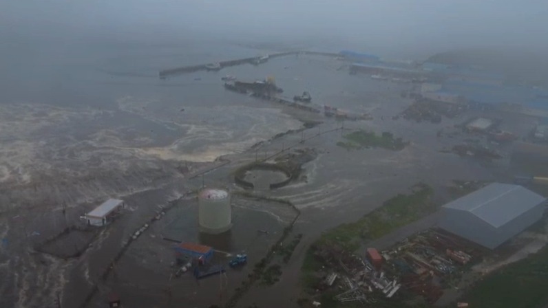 Затопленный цунами Северо-Курильск показали с высоты птичьего полета