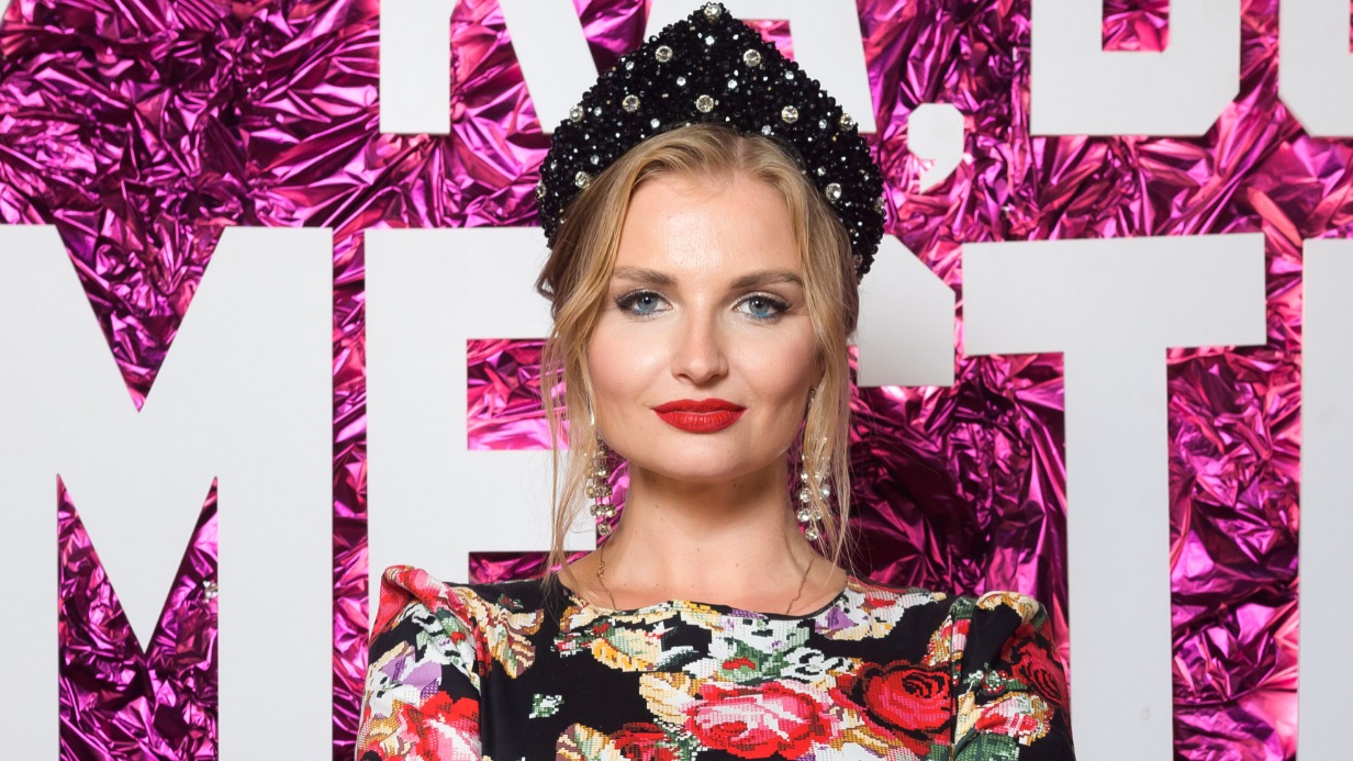 Певица Марина Фирсова сегодня активно записывает новые композиции в народном стиле