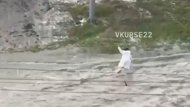 Девушку смыло с улицы мощным потоком воды после ливня в Барнауле (видео)