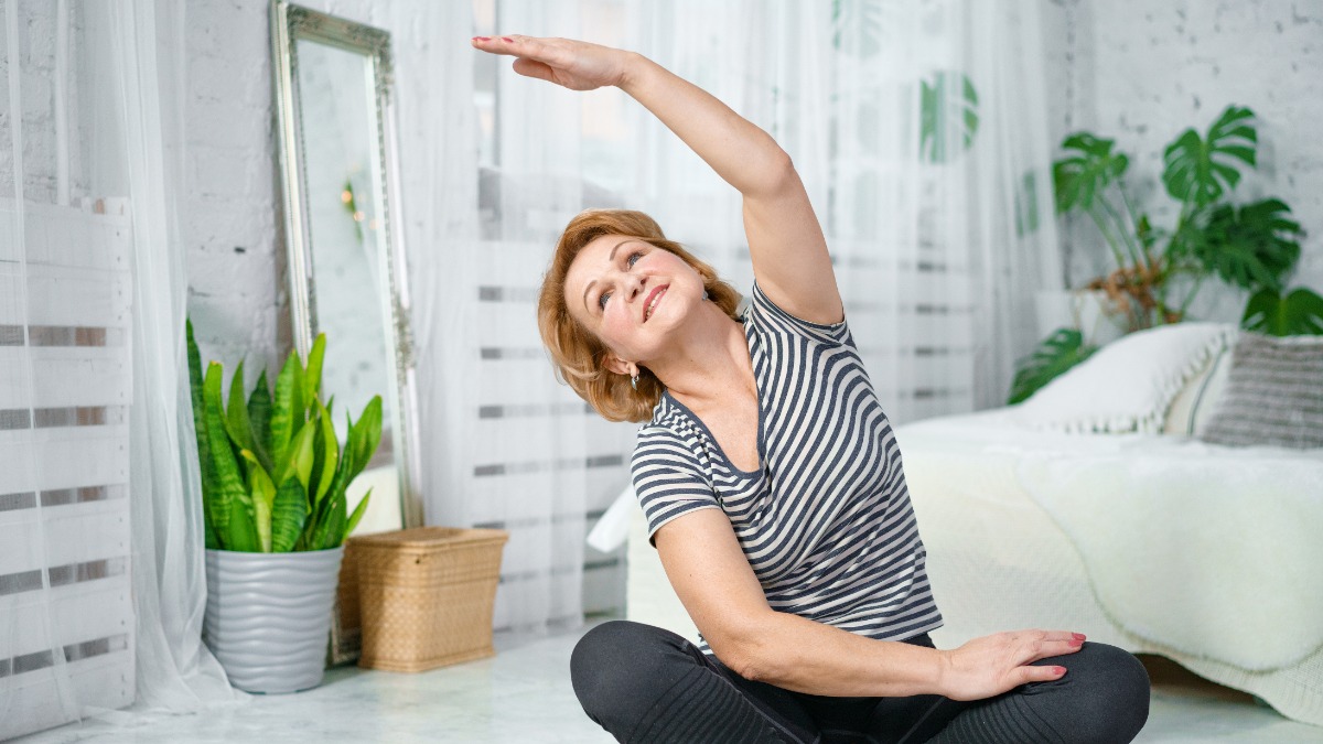 Утренняя зарядка с несложными базовыми упражнениями является хорошей профилактикой суставных болезней и заряжает положительными эмоциями, что повышает стрессоустойчивость