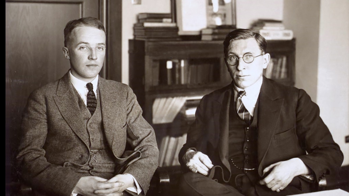 Врач Фредерик Бантинг с ассистентом Чарльзом Гербертом Бестом