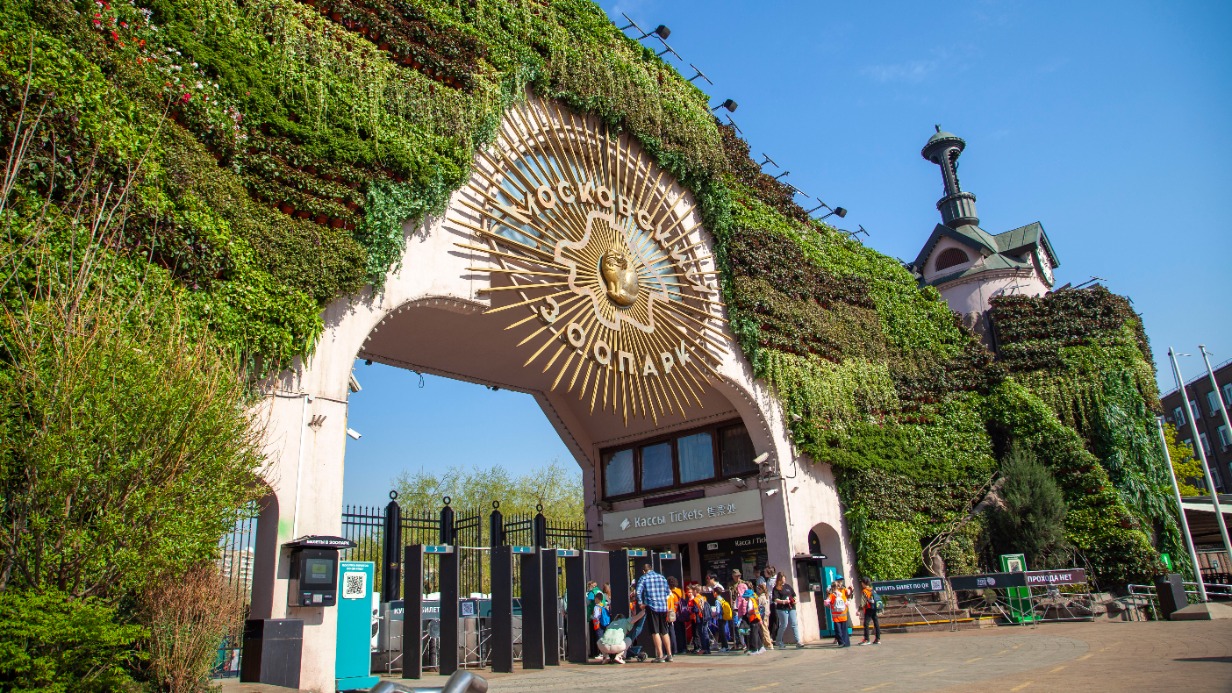 Предприниматели украсили площади у станций метро в рамках «Садов и цветов»