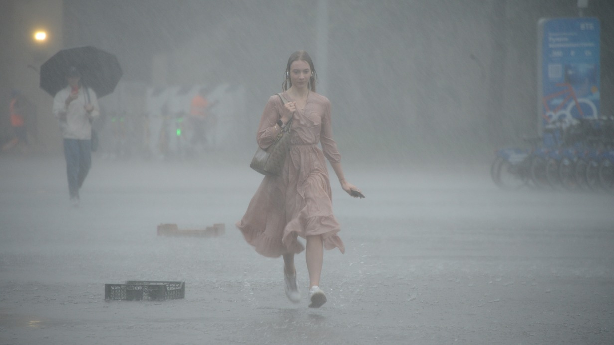 Прошлый год тоже запомнился москвичам сильными проливными дождями