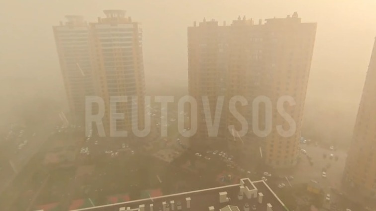 Ломает деревья и сносит крыши: буря с ливнем обрушилась на подмосковный Реутов