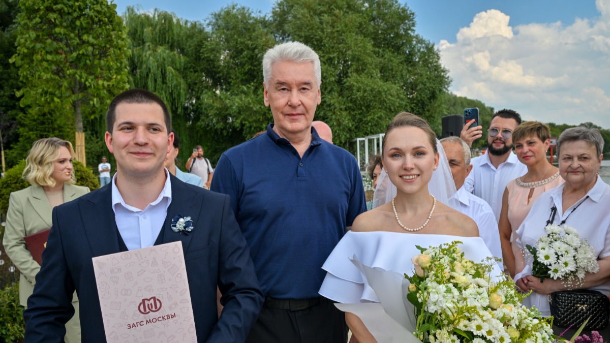 Мэр Москвы Сергей Собянин поздравил Михаила Ляшенко и Анастасию Петрову с днем свадьбы. Они стали первыми молодоженами, для которых провели официальную выездную регистрацию на новой свадебной площадке, обустроенной в музее-заповеднике «Коломенское»