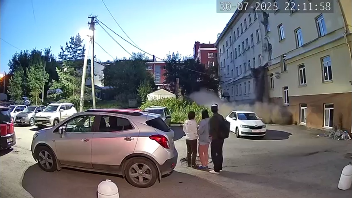 Момент обрушения здания в центре Уфы попал на видео