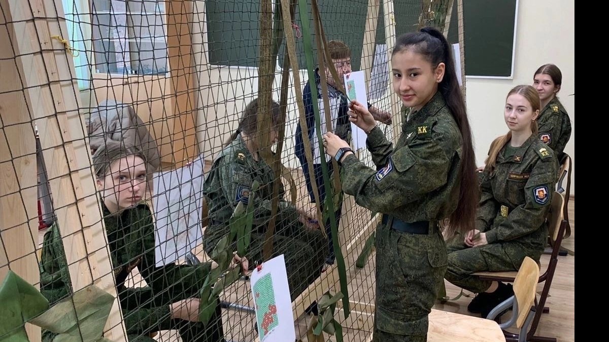 Учащаяся 11 «З» кадетского класса столичной школы № 2097 Сабрина Рузиева плетет маскировочные сети для бойцов