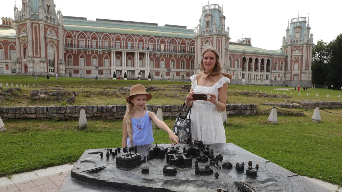 Туристка из Санкт-Петербурга Дарья Канишевская вместе с дочерью Анной отдыхает в музее-усадьбе «Царицыно». Она считает его местом силы и величия архитектуры города. Семье очень нравятся и музей, и зеленая парковая зона