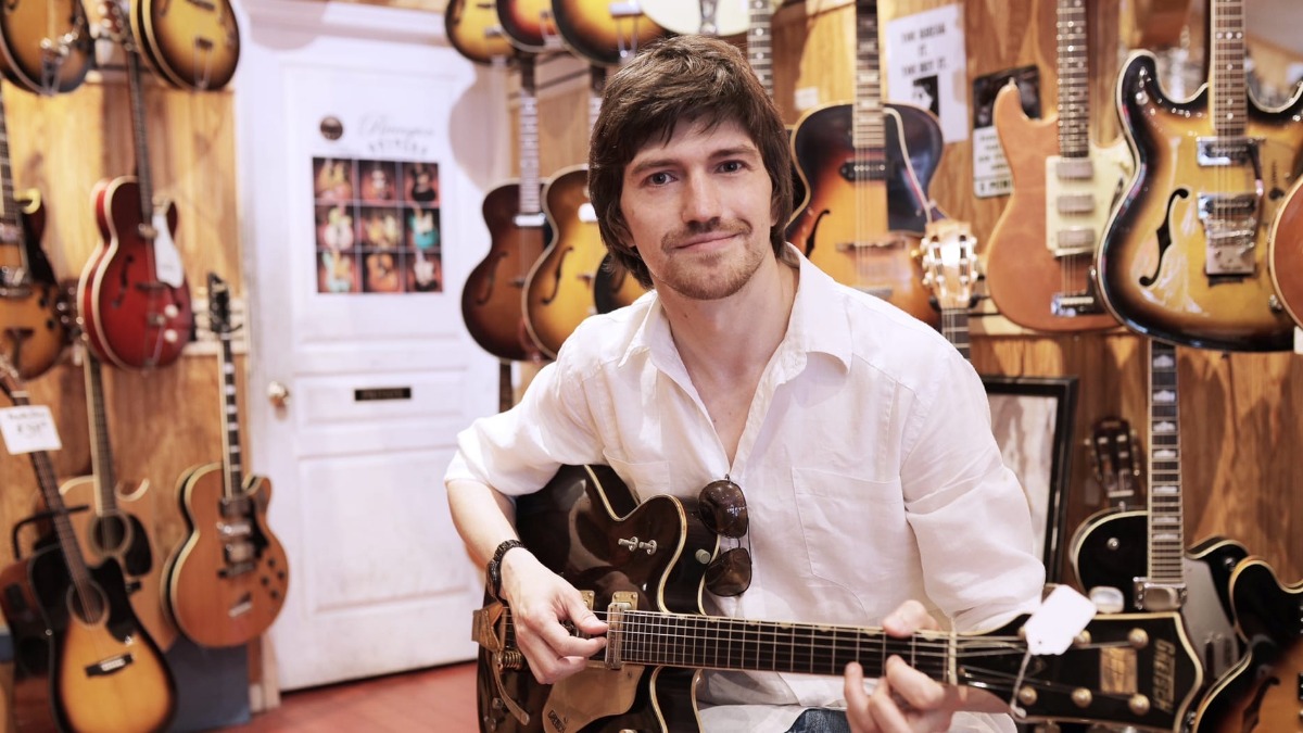 Музыкант Антон Попов показывает гитару Gretsch Country Gentleman Chet Atkins Signature. С такой же моделью первое время выступал Джордж Харрисон из группы The Beatles