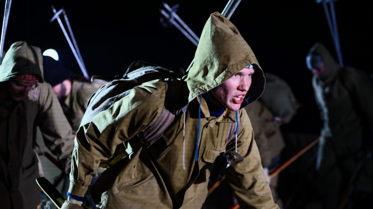 Артист Серовского театра драмы Даниил Яхамов в спектакле «Перевал Дятлова» на Фестивале театров малых городов России в Сыктывкаре