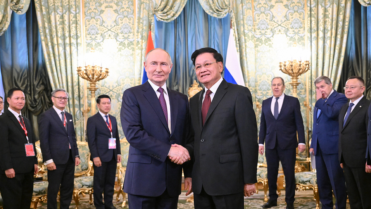 Путин проводит переговоры с президентом Лаоса Сисулитом