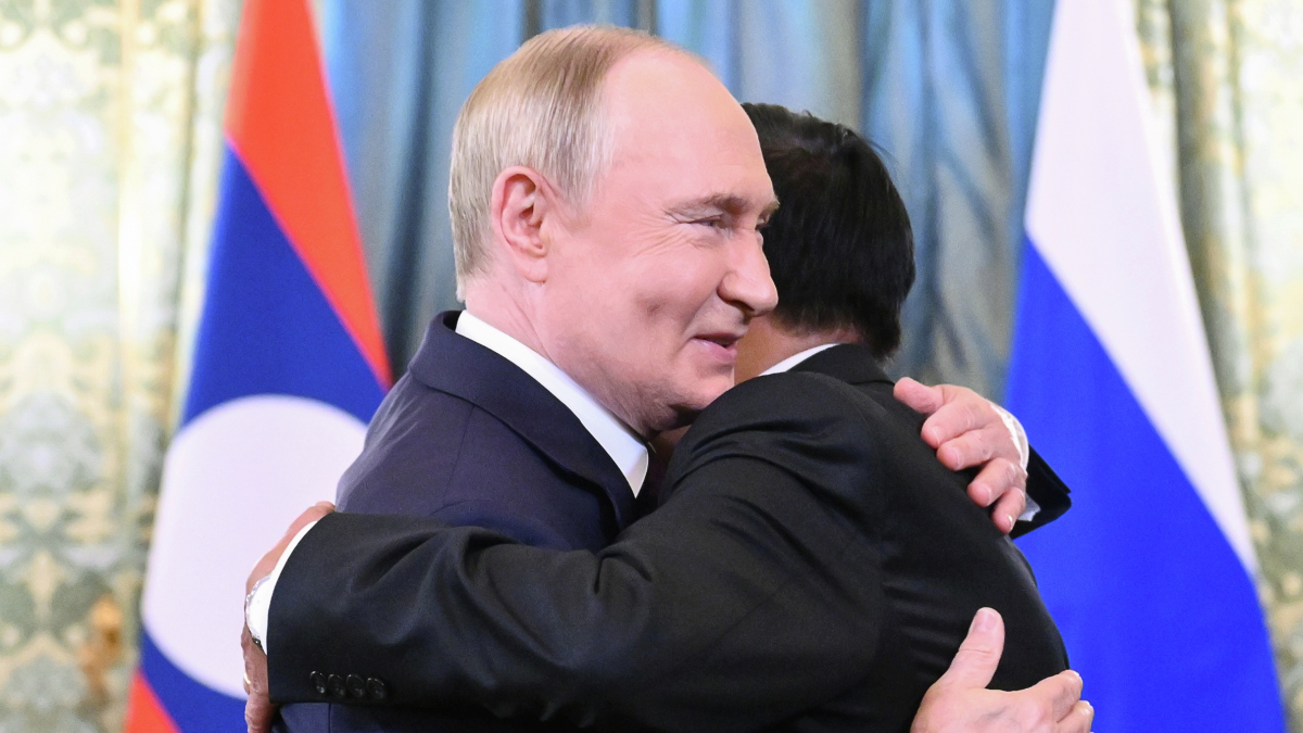 «В хозяйстве пригодятся»: Путин отреагировал на подарок Лаоса в виде двух слонов