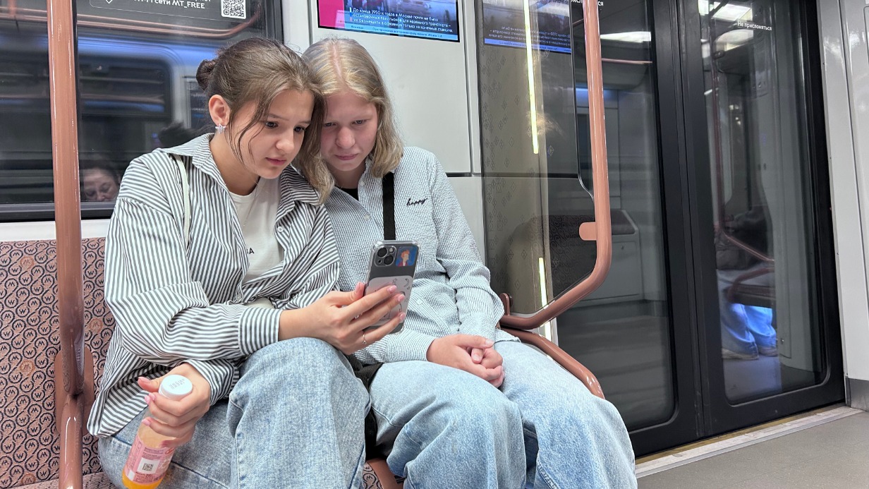 Москвички Майя Иваницкая и Ксения Стрельникова ищут, где в смартфоне можно отключить спам