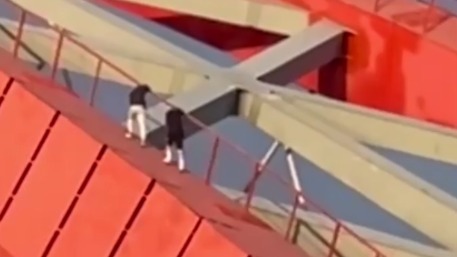 Два подростка забрались на 85-метровую арку моста в Новосибирске