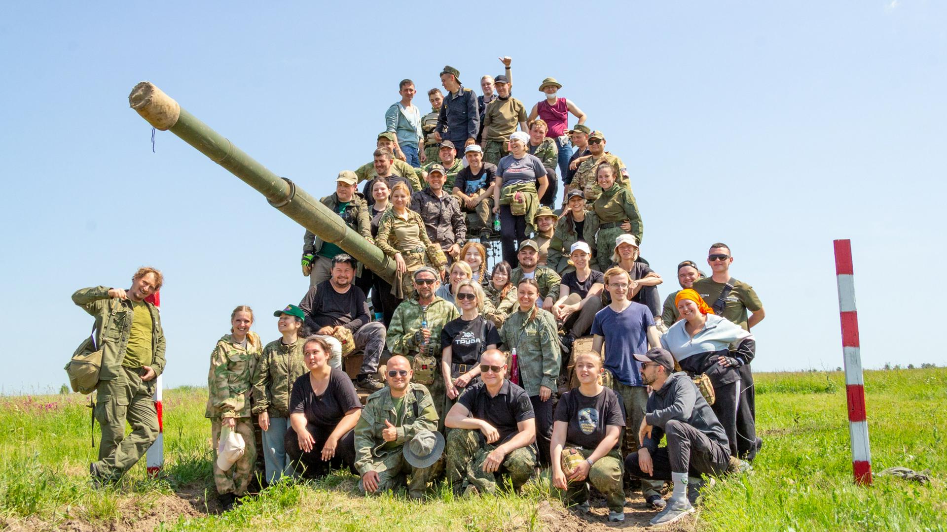 Корреспондент Службы новостей «Вечерней Москвы» Арсений Козырев и ведущий редактор газеты «Вечерняя Москва» Максим Кирюшин вместе с другими участниками курсов «Бастион» на полигоне Казанского высшего танкового командного училища