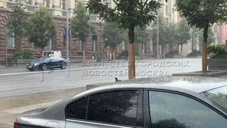 Ветер и ливень: непогода обрушилась на центр Москвы