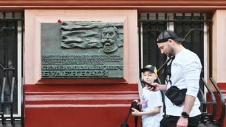 Мемориальные доски подскажут, где жили Буденный и Гризодубова