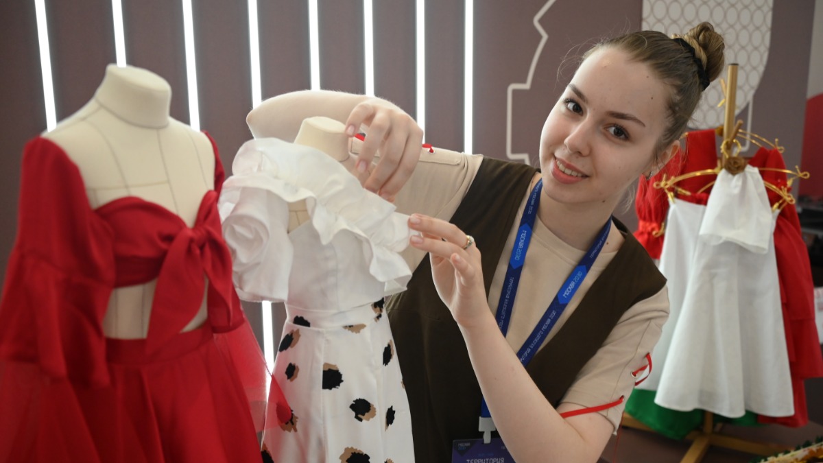 Студентка Технологического колледжа № 24 по специальности «конструктор-модельер Анна Филиппова проводит мастер-класс по дизайну одежды для посетителей форума-фестиваля «Территория будущего. Москва 2030» в Гостином Дворе