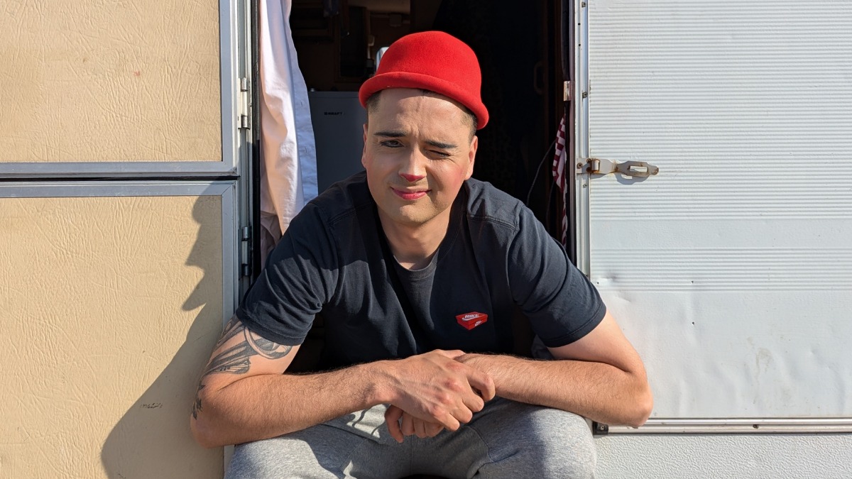 Клоун столичного цирка шапито Владислав Богданов только что обновил грим и отдыхает перед предстоящим шоу в своем вагончике